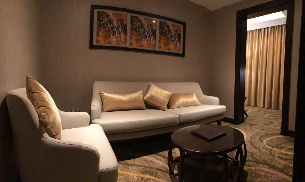 Millennium Makkah Al Naseem La La Mecca Esterno foto A living room in a hotel room