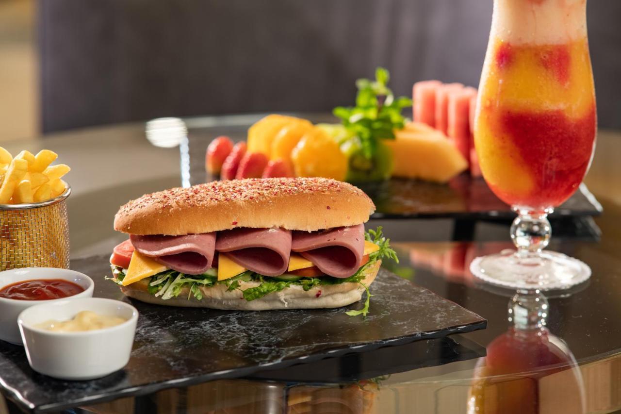 Millennium Makkah Al Naseem La La Mecca Esterno foto A sandwich with ham and cheese